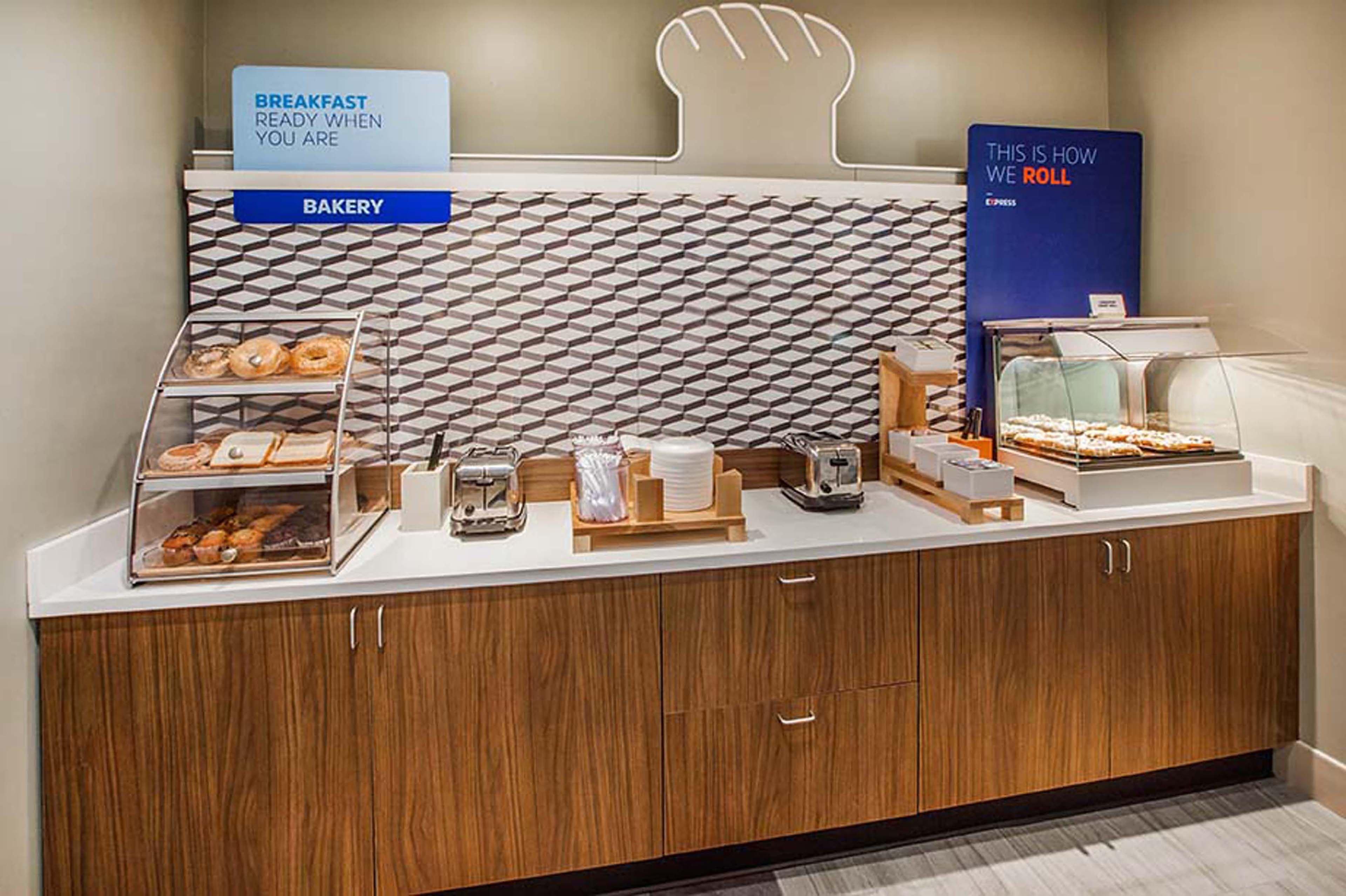 Holiday Inn Express Hotel & Suites Philadelphia - King Of Prussia By Ihg Exterior photo